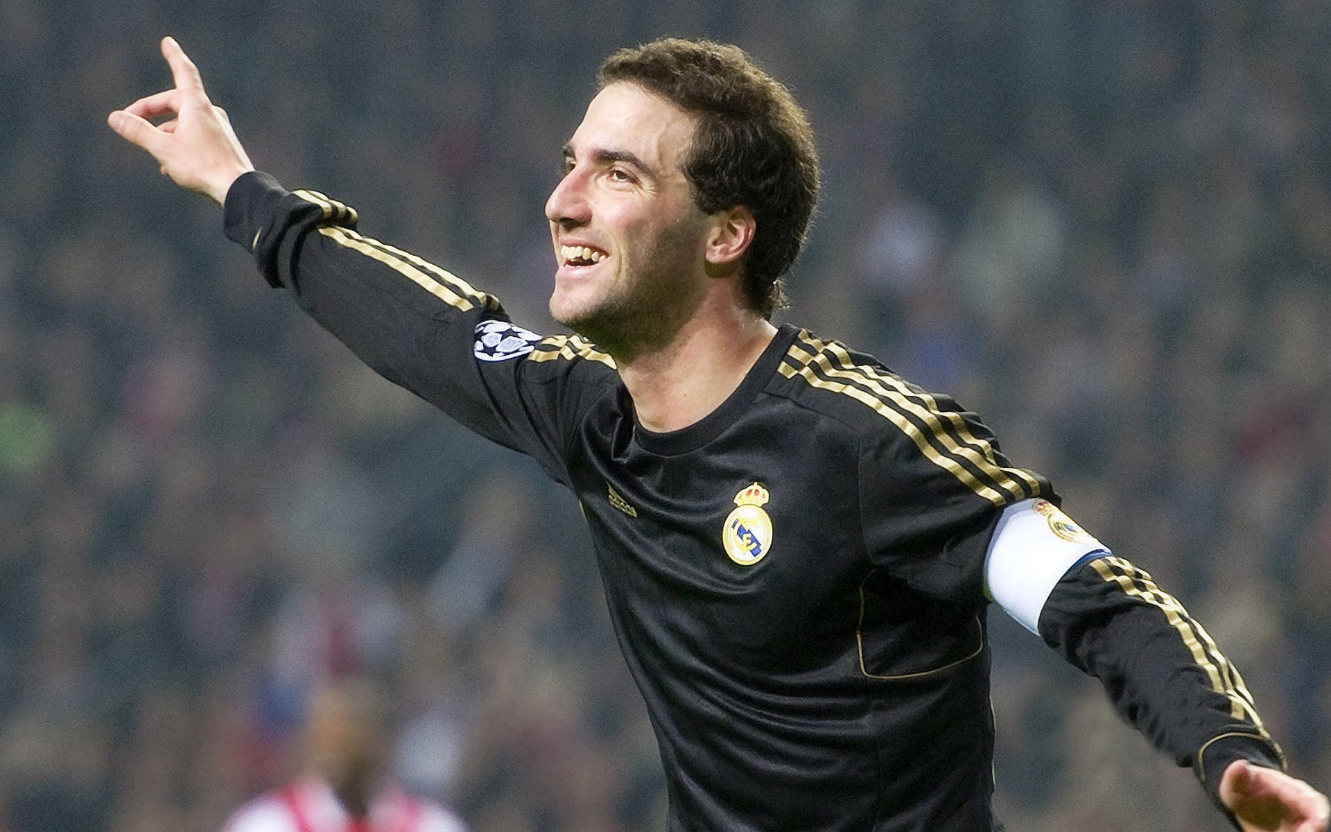 世界杯:“最忠实球迷”自驾房车环游多国只为追球队