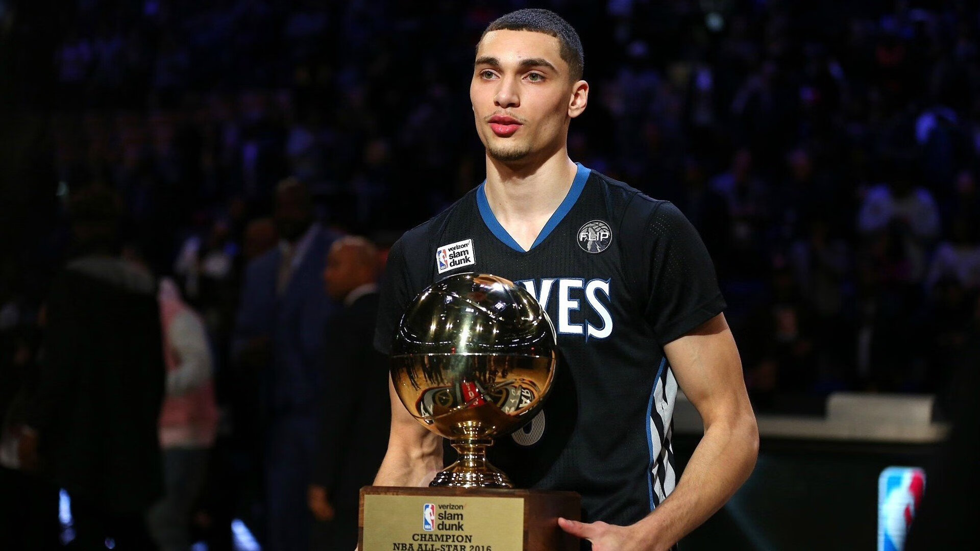 世界杯:“最忠实球迷”自驾房车环游多国只为追球队