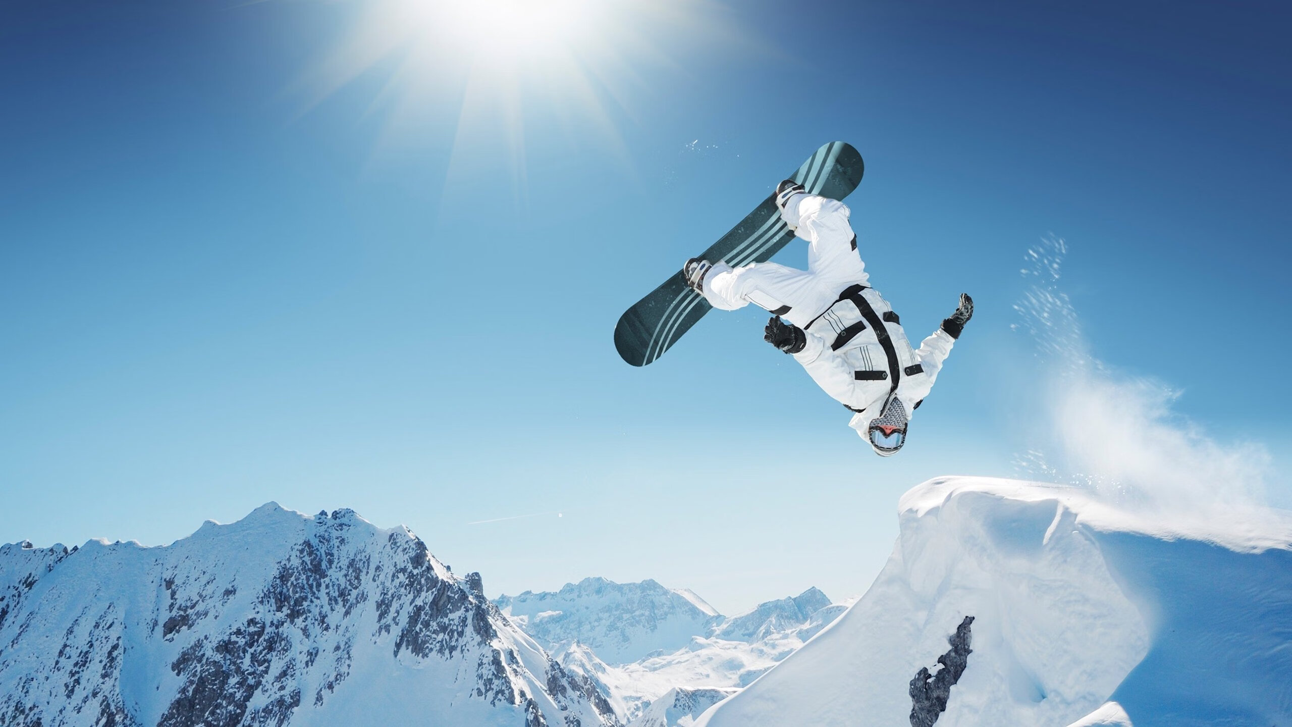 冬令营雪地生存挑战赛 学员搭雪洞、寻水源